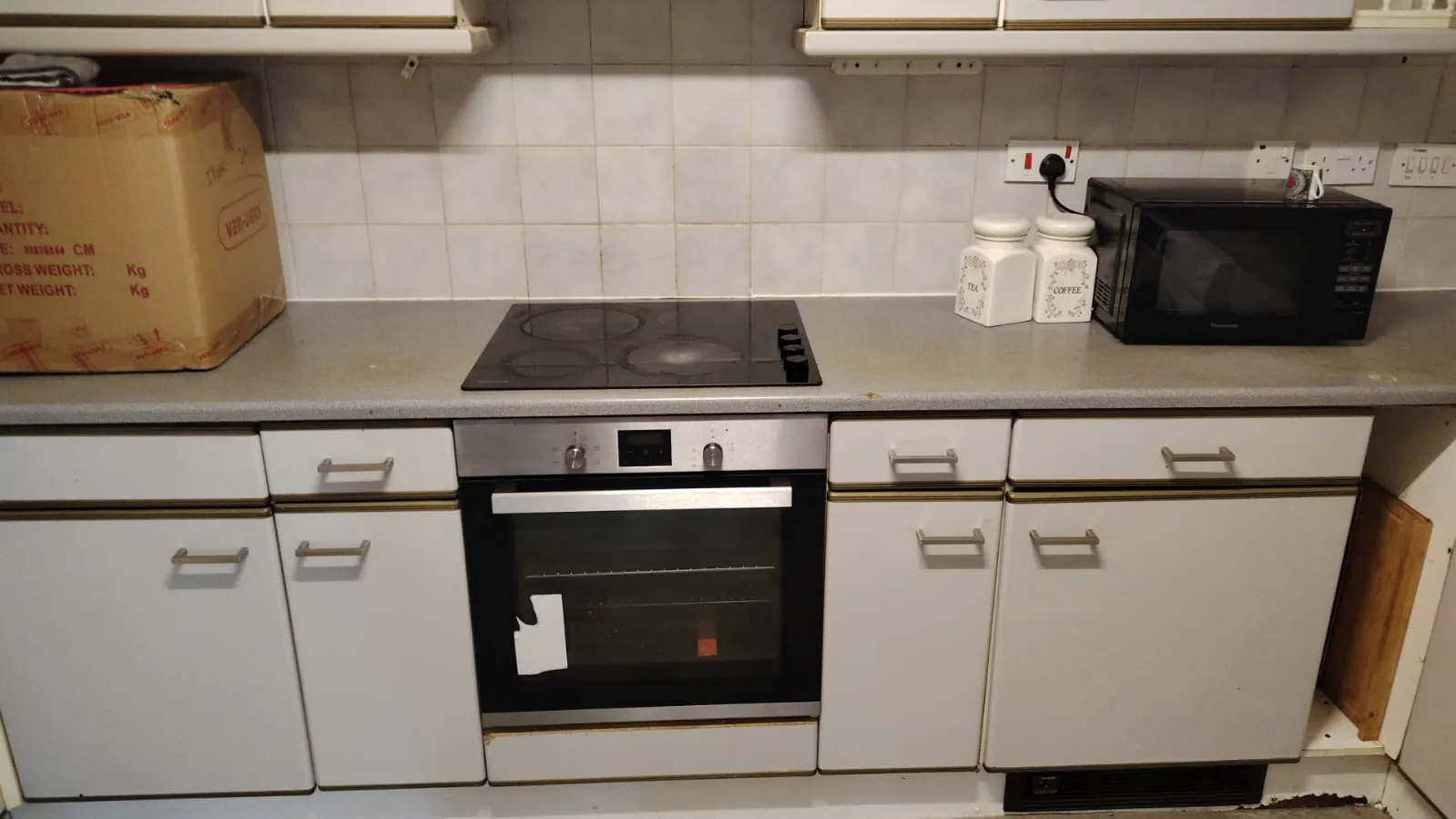 The same kitchen from the side, worktops and oven cleaned for the check-out, End of Tenancy Cleaning in Birmingham