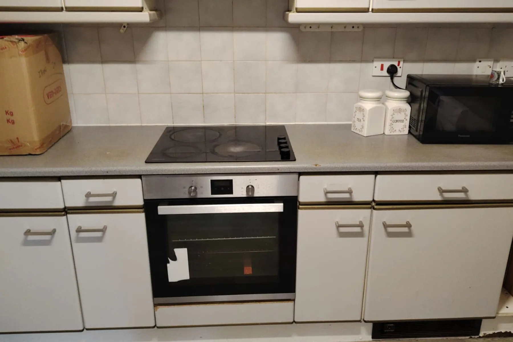 A kitchen with the oven, hob and cupboard fronts cleaned for an end of tenancy inspection, End of Tenancy Cleaning in Birmingham